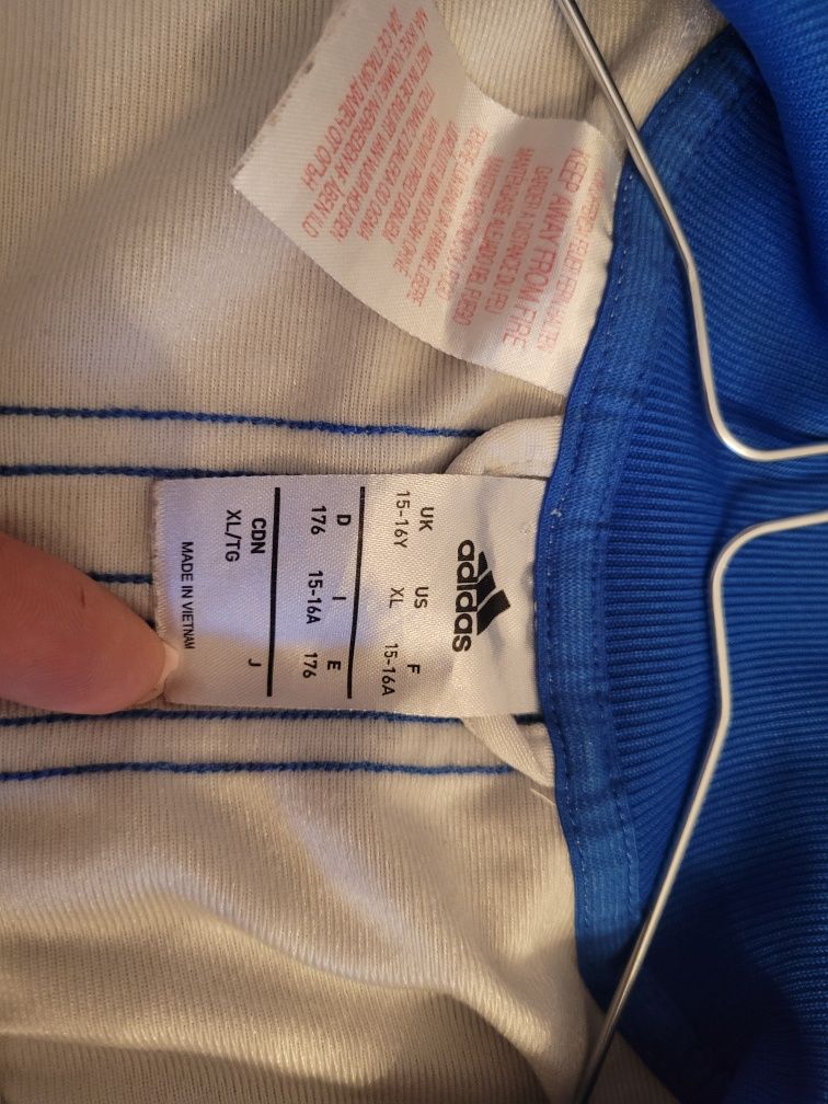 Bluza sportowa adidas na zamek.
Z metki- na wzrost 176cm, wiek 15-16la