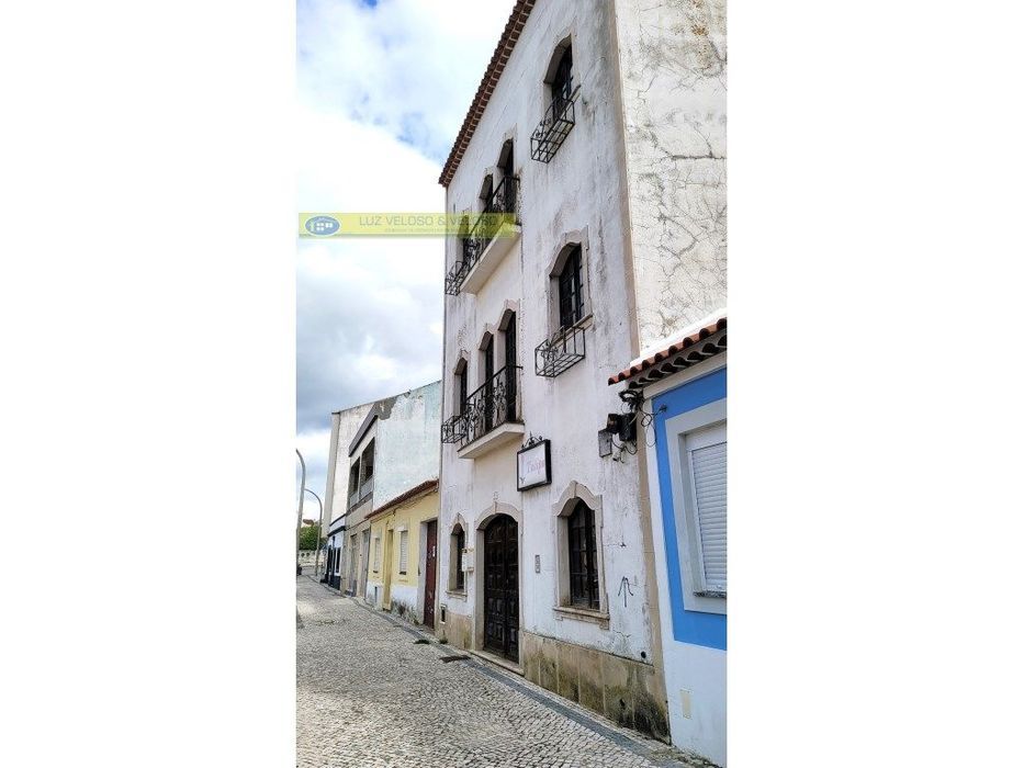 Prédio Urbano de R/C, 1º, 2º andares para Comércio em Cartaxo