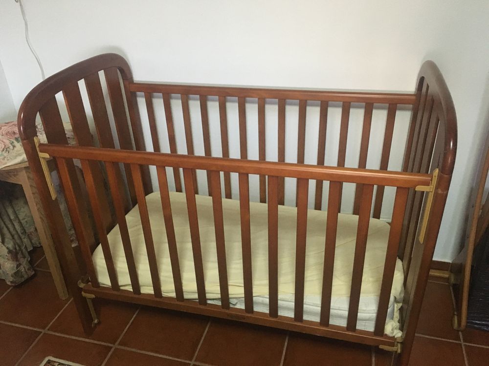 Cama de grades com colchão e roupa