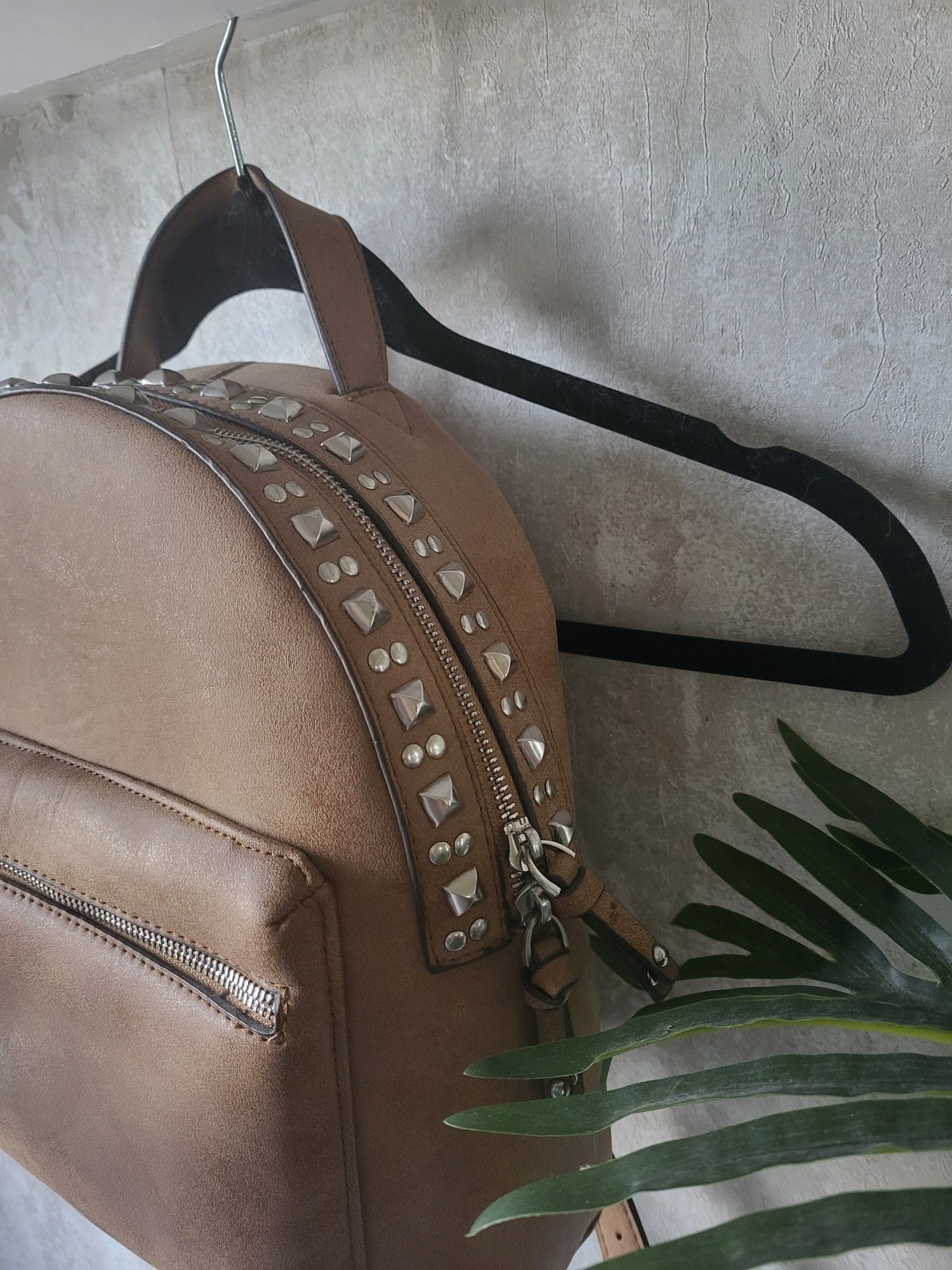 Mochila caqui com tachas Parfois nova