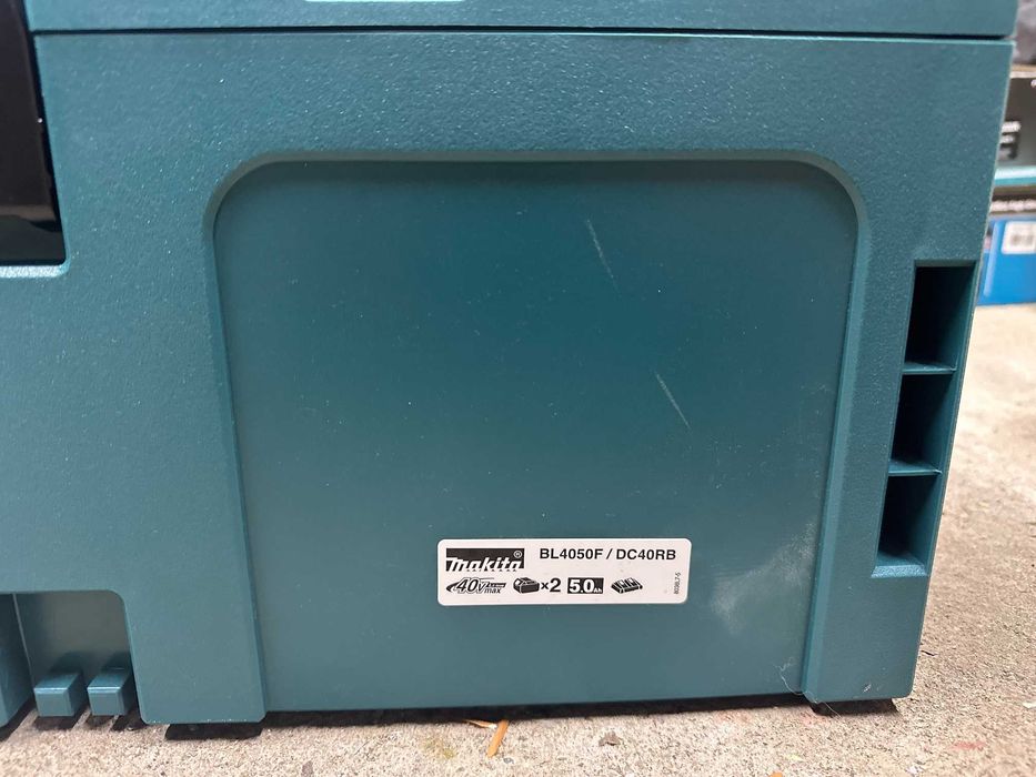 Mieszadło Makita  UT001GZ01 + Ładowarka z bateriami BL 4050F / DC40RB