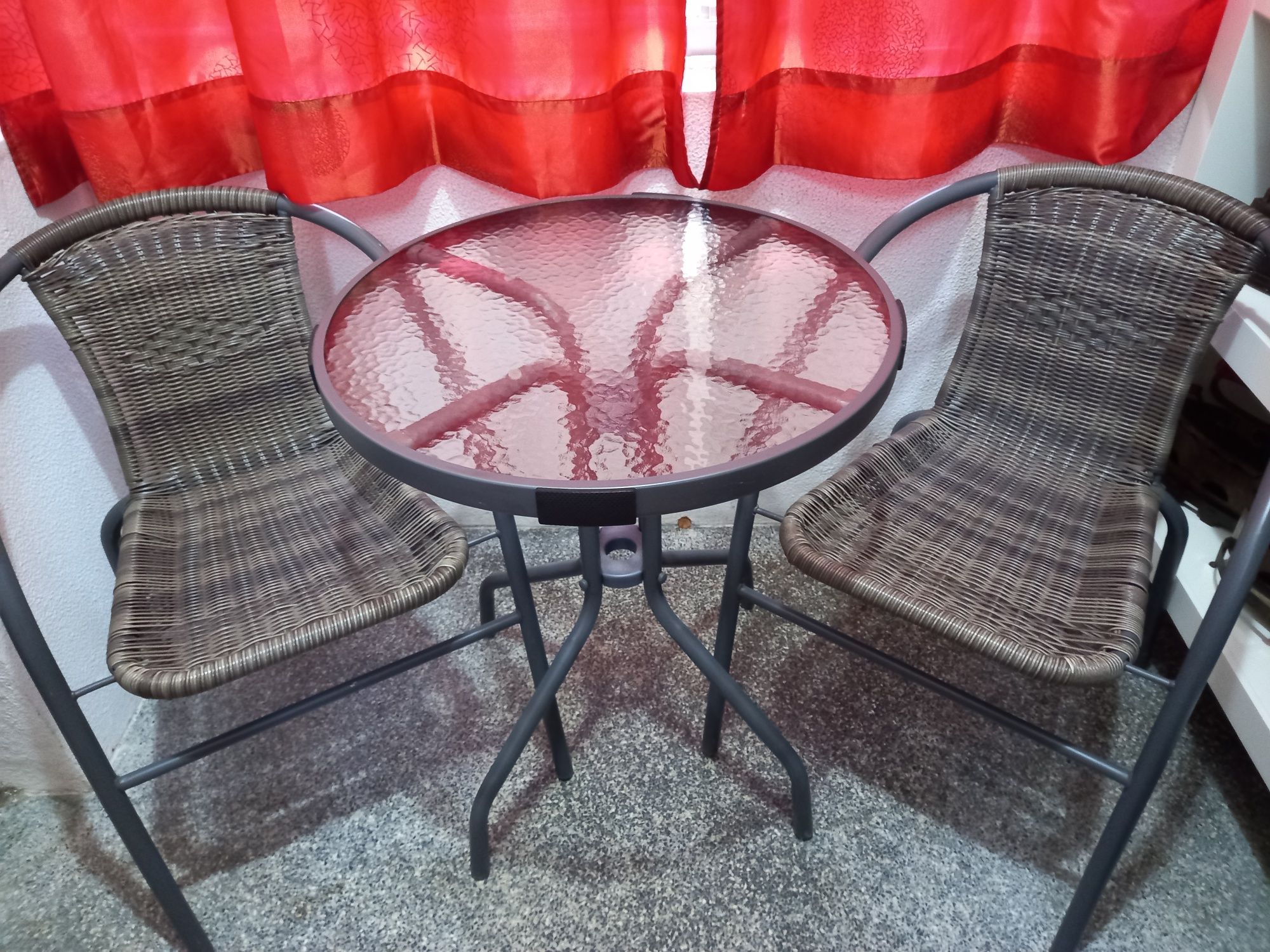 Conjunto mesa redonda e duas cadeiras.