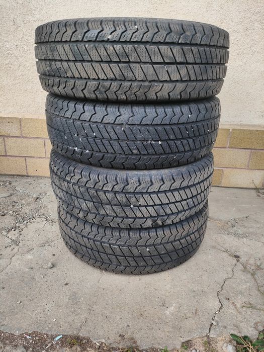 Opona zimowa 4 szt 215/65R16C Barum Snovanis 2