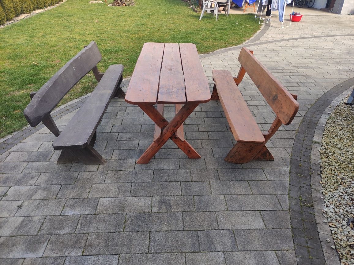 Meble ogrodowe stół wraz z ławkami.