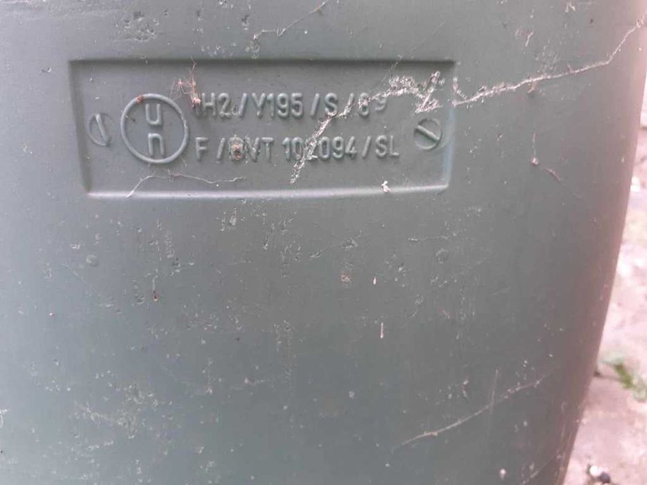 plastikowa duża beczka z pokrywą