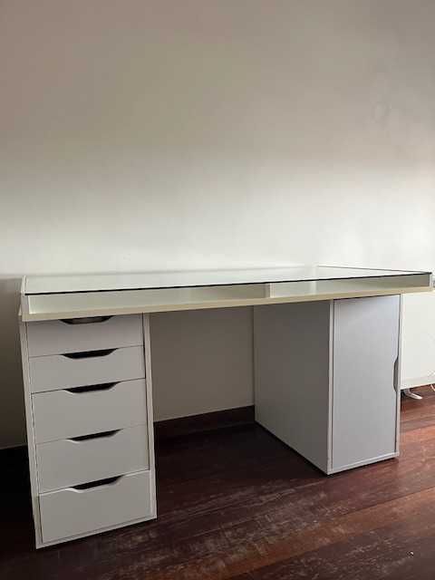 Secretária IKEA tampo de vidro e dois módulos