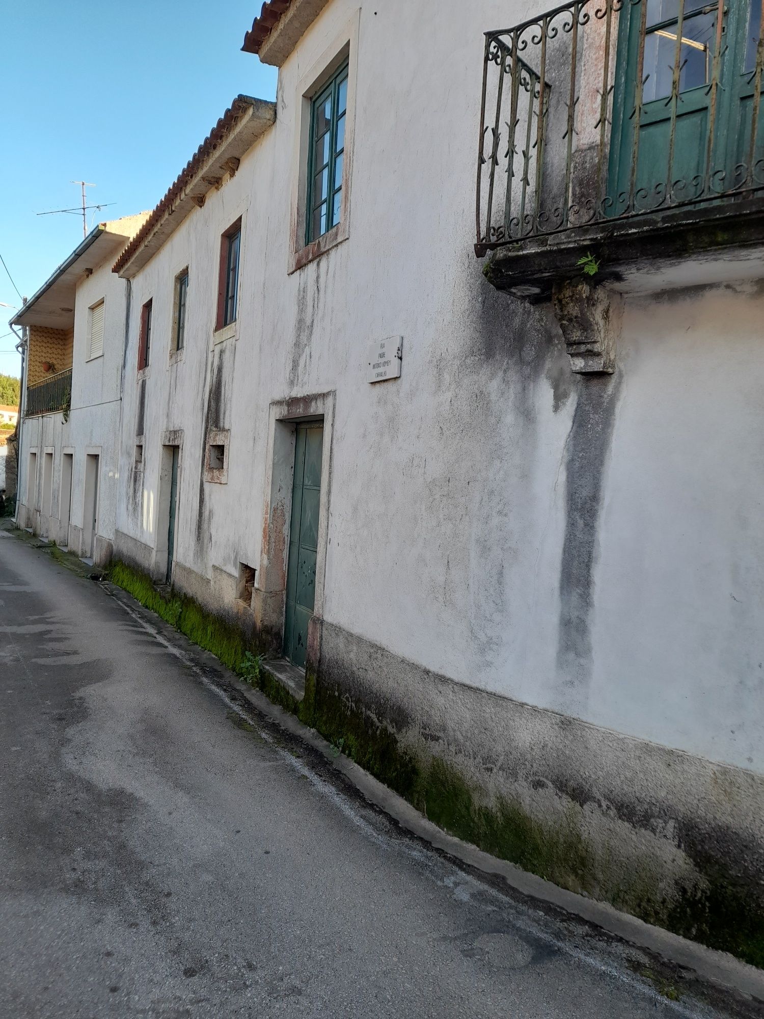 Casa de aldeia perto do rio