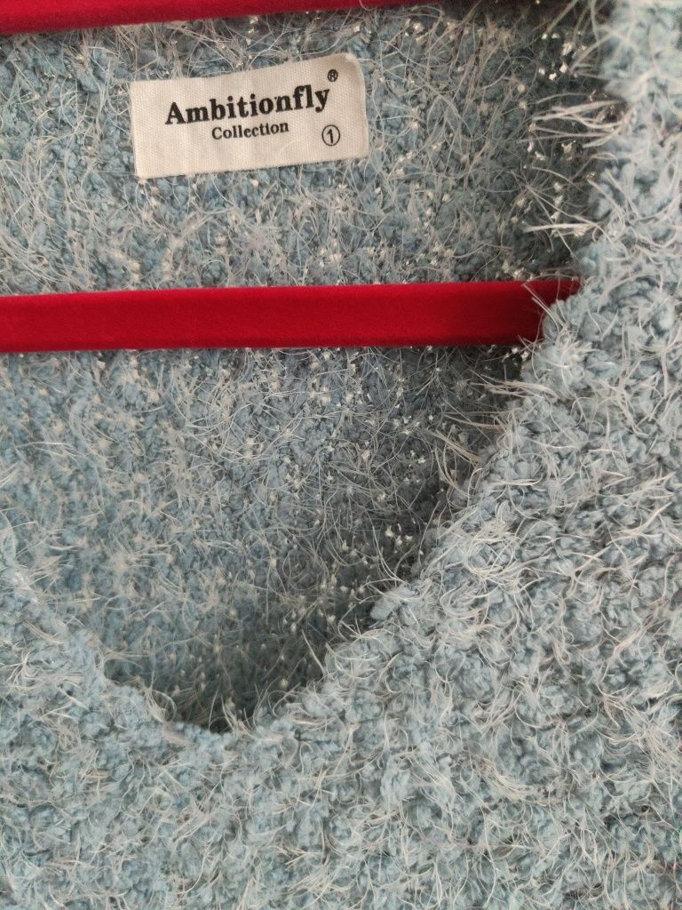 Niebieski gruby sweter