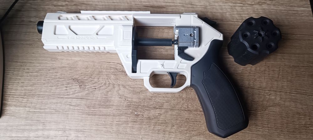 Продам игрушечный револьвер