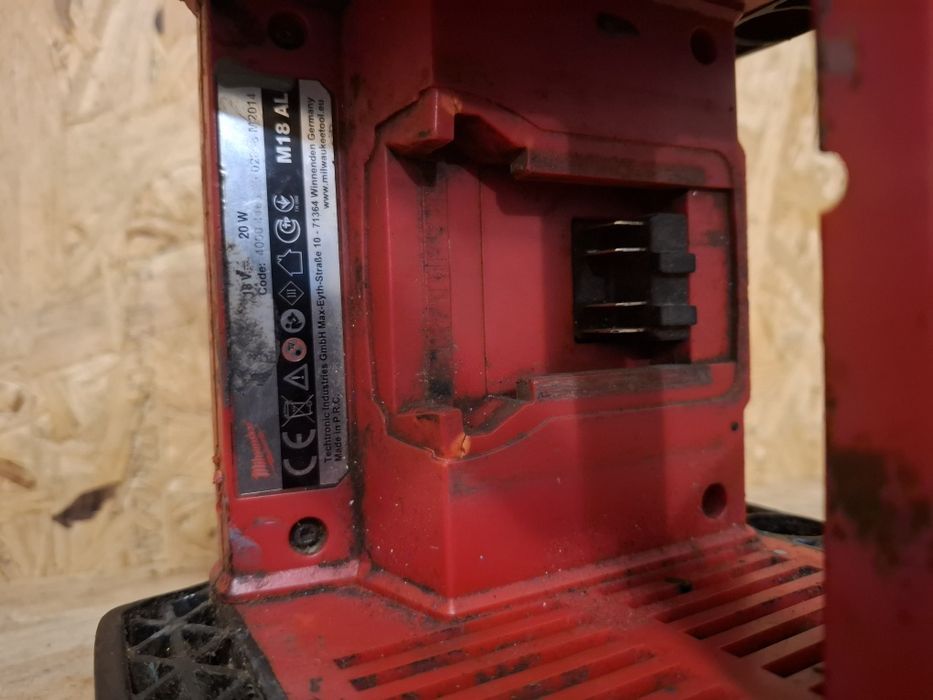 Latarka reflektor akumulatorowy Milwaukee M18AL