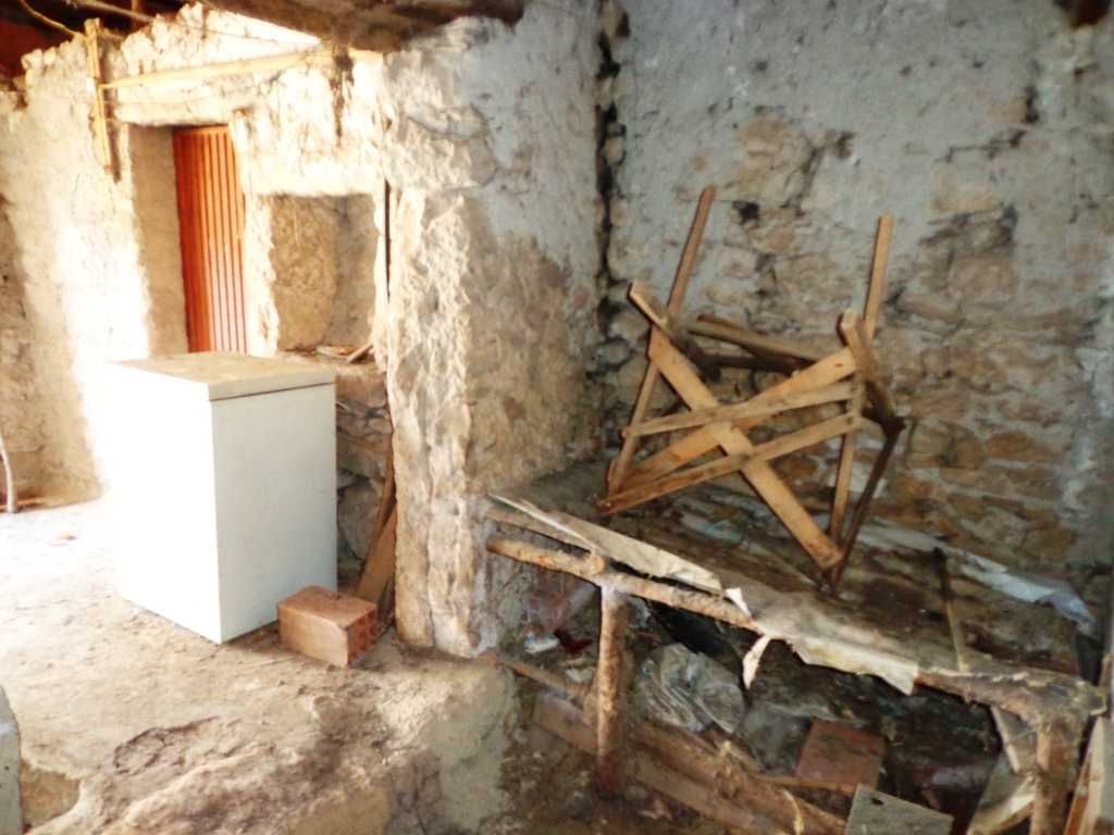 Moradia para restauro e 2 terrenos rústicos em Cernache