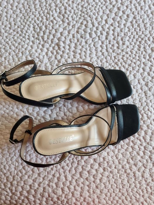 Sandálias em pele 37.