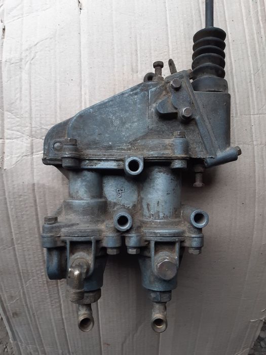 Кран главный тормозной 2-х секционный ЗИЛ-130. ОРИГИНАЛ. СССР