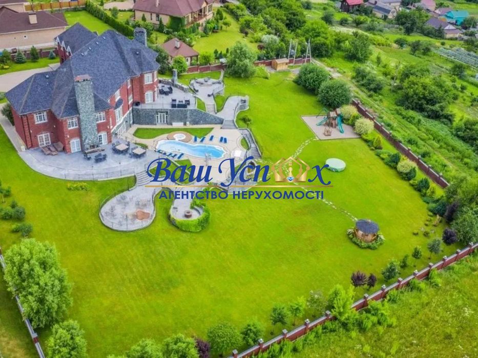 Продаж дома с ремонтом и бассейном .село Лесники