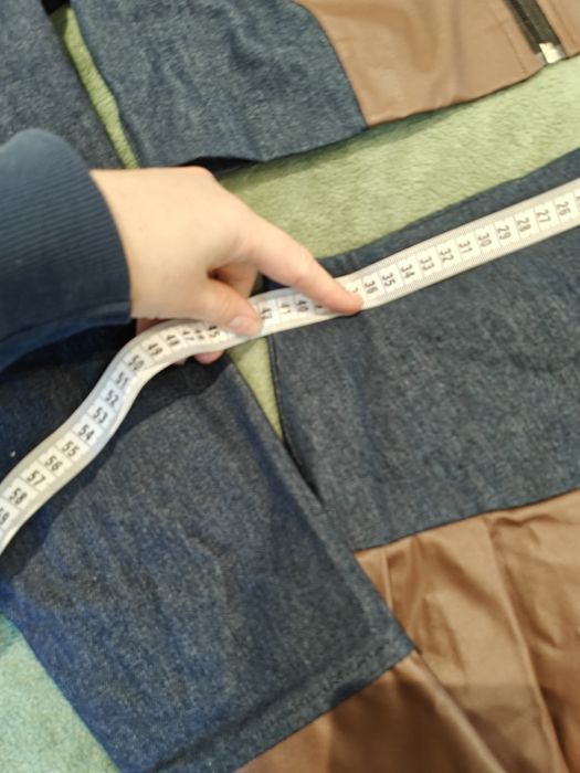 Dwuczęściowy komplet: krótka kurtka i plisowana spódnica