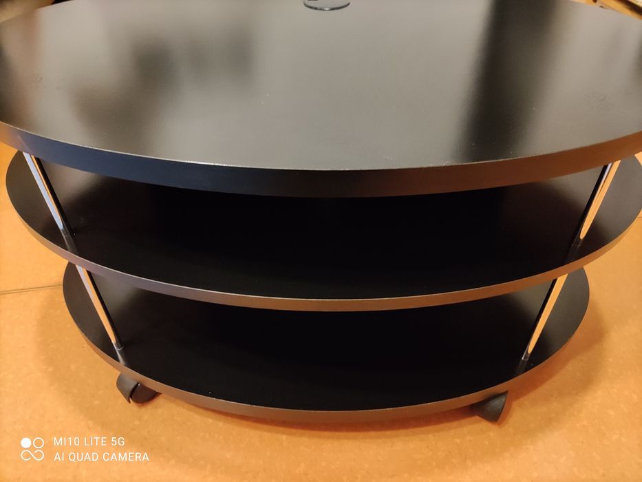 Mesa de televisão com rodas