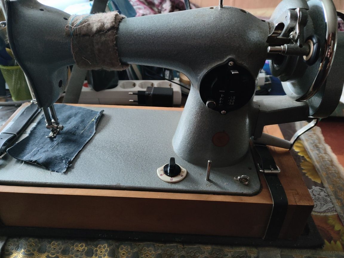 Швейна машинка з кофром