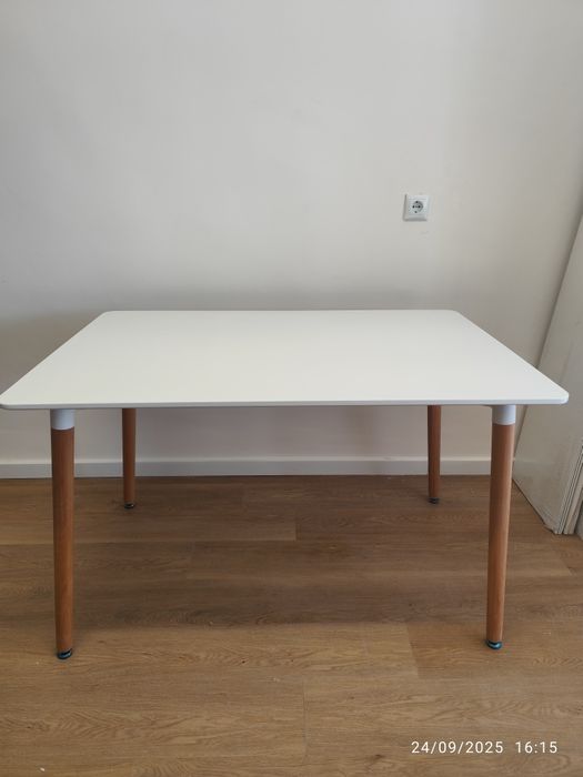 Conjunto de mesa com 5 cadeiras
