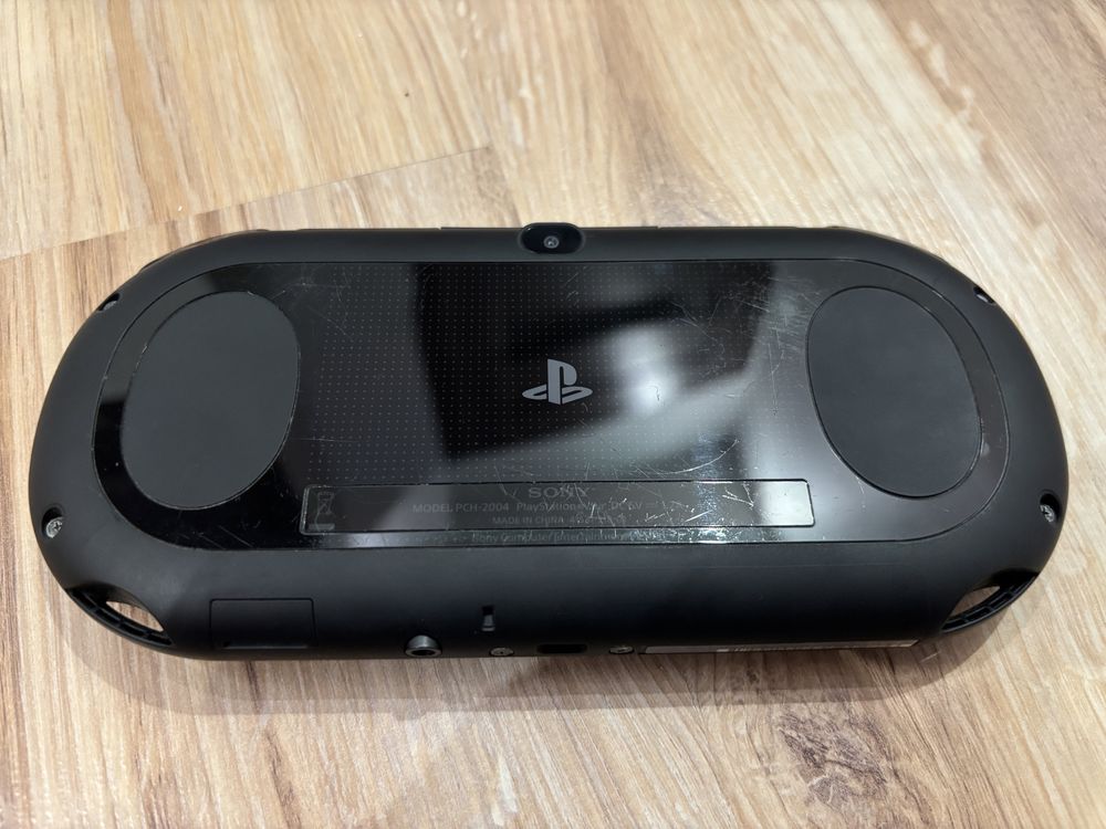 PS Vita Slim PCH2004 orginalny zestaw, 5 gier, etui, 2 karty pamieci