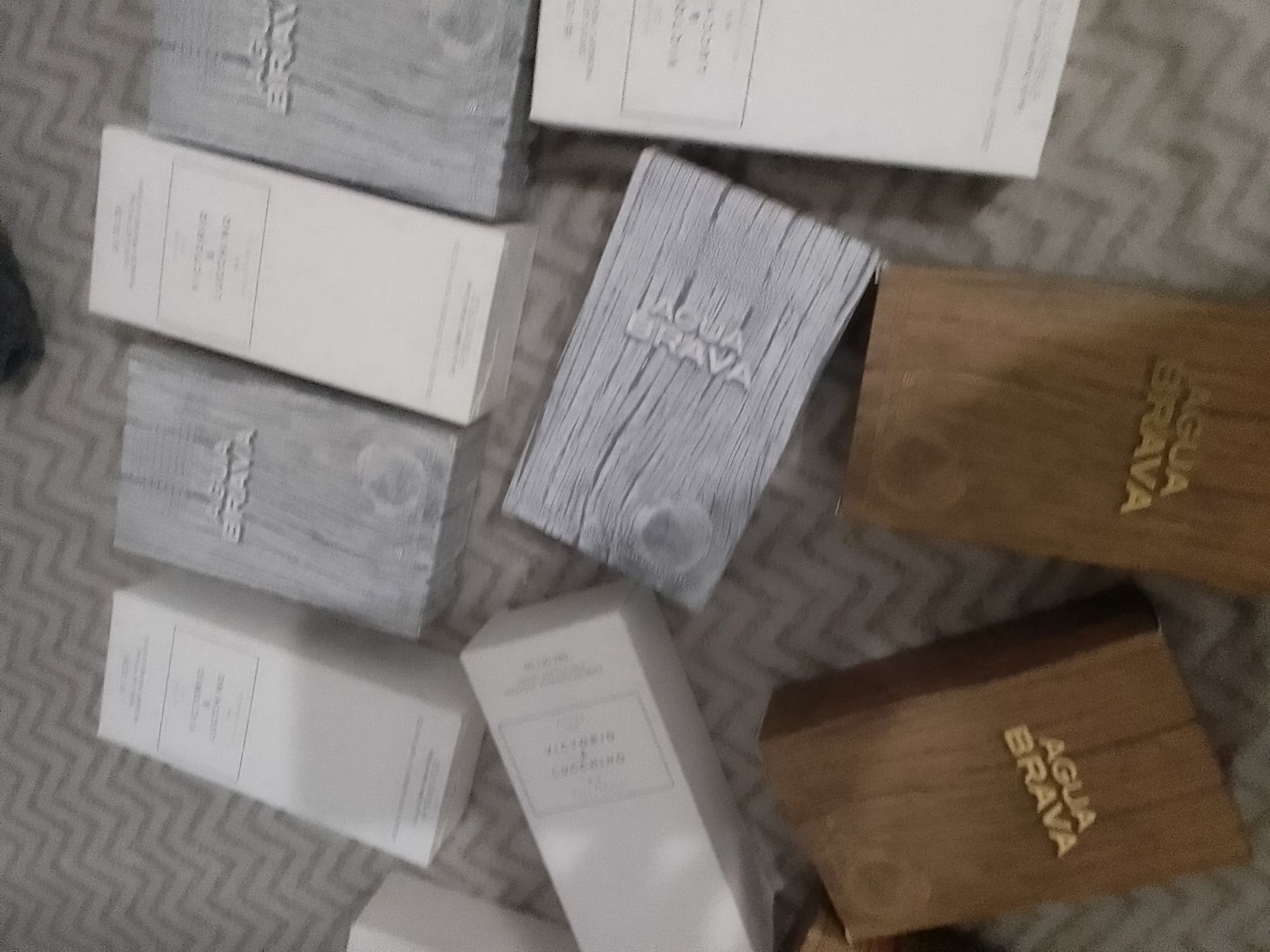 Tenho um lote perfumes com 70 perfumes pra vender