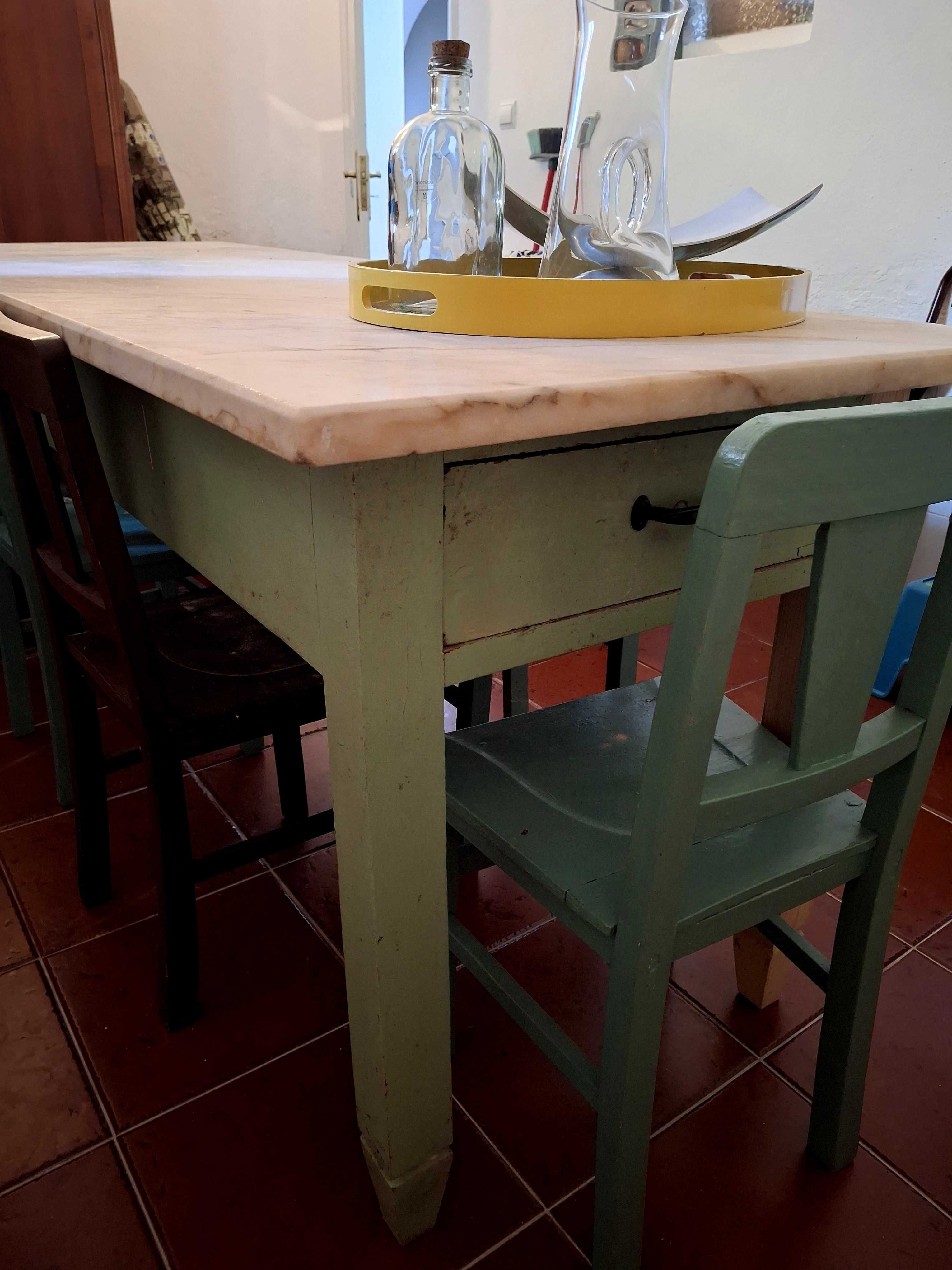 Mesa antiga com tampo de mármore.