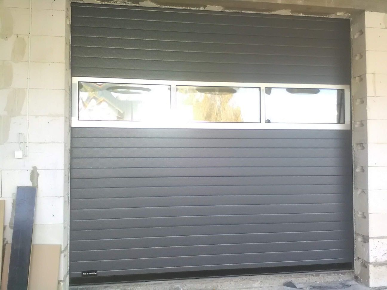 Brama garażowa 3x3 m.  Kolor czarny 9005 , antracyt 7016 , biała 9010