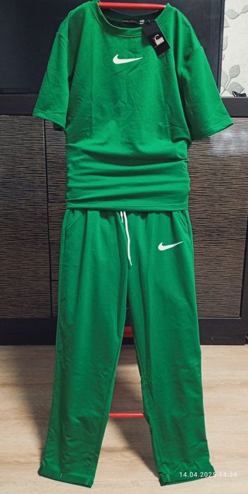 Костюми жіночі, дівчачі