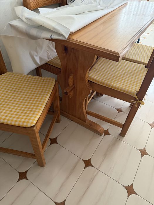 Mesa em madeira com 6 cadeiras