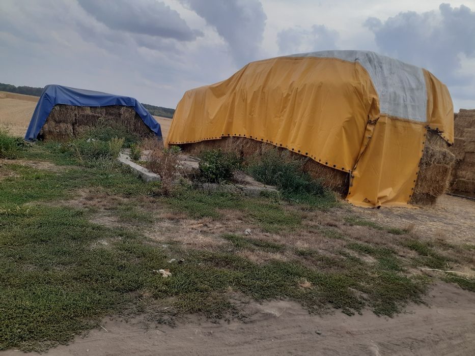 Тюки сіна та соломи