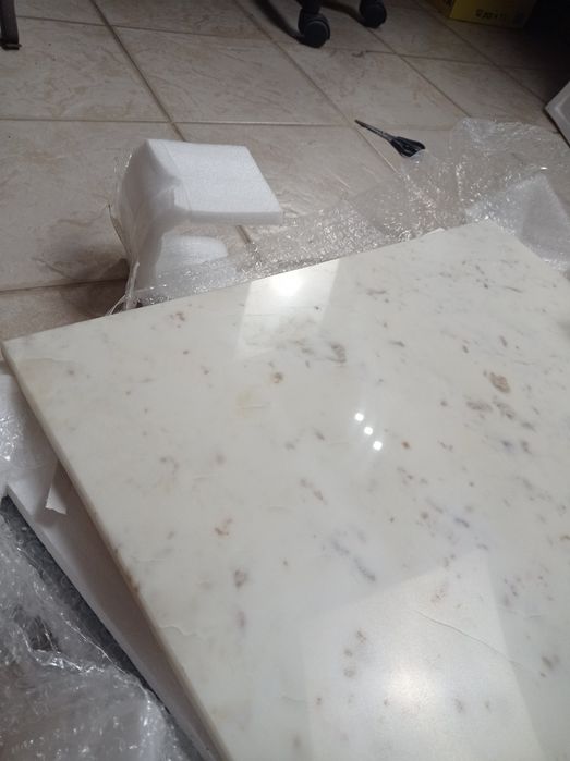 Stolik kawowy - marmur naturalny biały z czarnymi żyłkami.