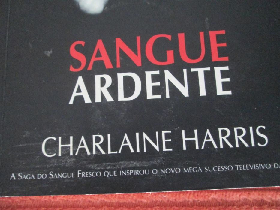 1 livro "Sangue Ardente "autora Charlaine Harris.