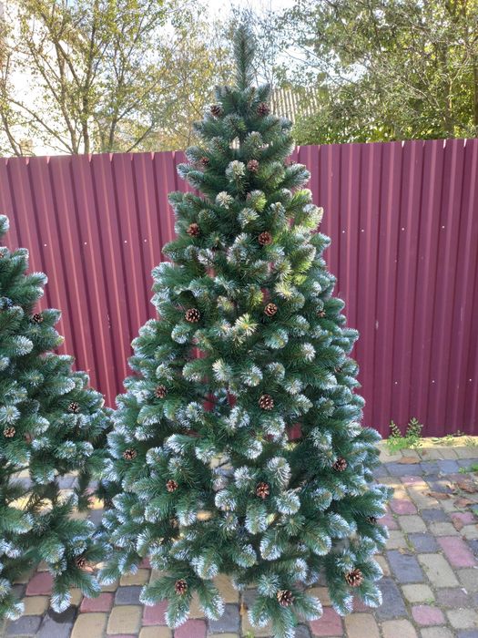 Новорічна  ялинка ПВХ Королева з білими кінчиками та шишками .