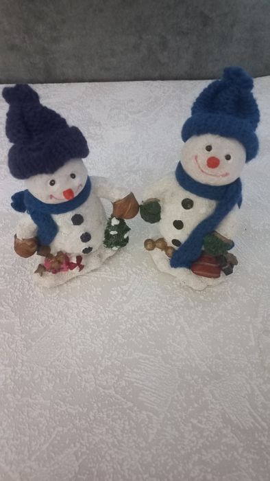 Новогодняя статуэтка снеговик в вязаной шапке с шарфиком Германия