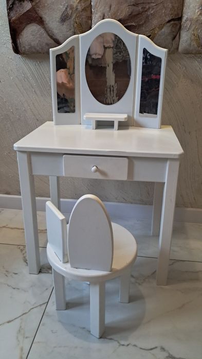 Drewniana toaletka dziecięca