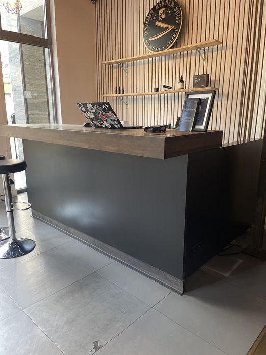 Recepcja do poczekalni lub Bar