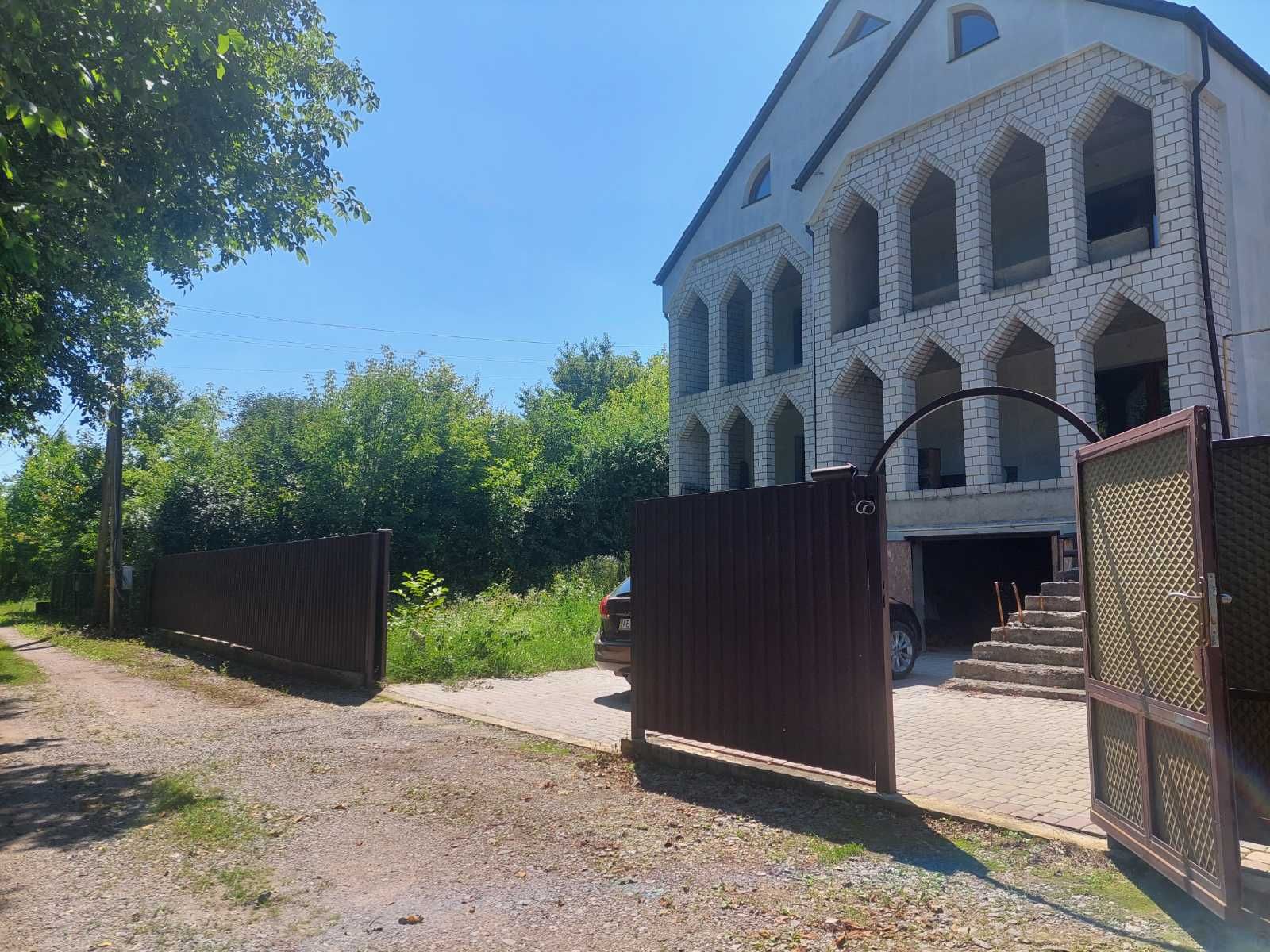 Продаж великого просторого будинку в передмісті Вінниці