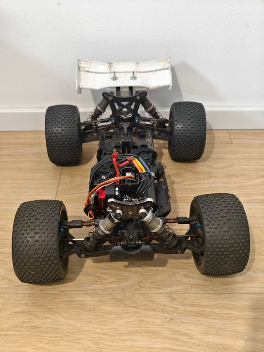 Zestaw auto rc 1:8 Serpent Cobra 811 e-buggy, kontroler i dodatki