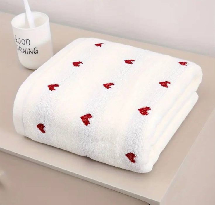 Большое полотенце с сердечками