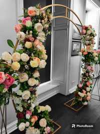 Арка з квітами, весільна арка, квіти великі,підставки для столу гостей