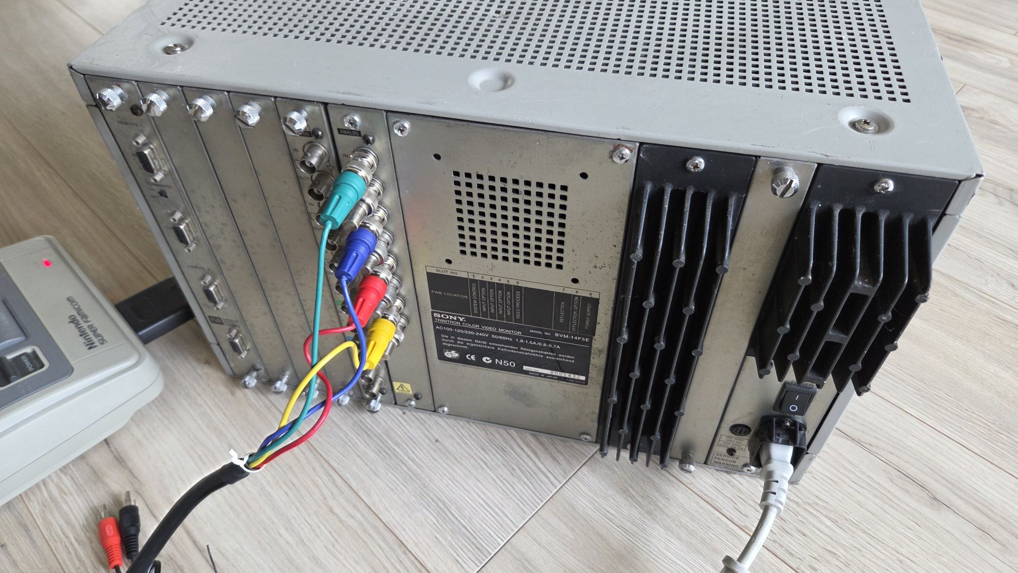 Retro monitor crt Sony BVM 14F5E model wyzszy od PVM