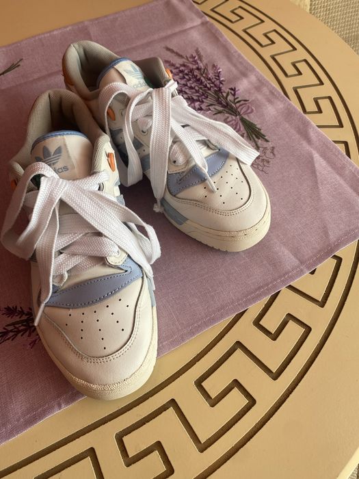 Продам кроссовки Adidas