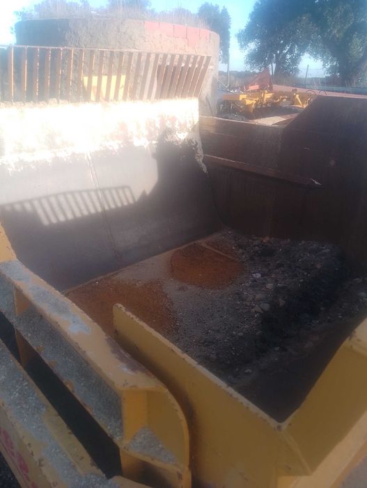 Trailla niveladora transportadora