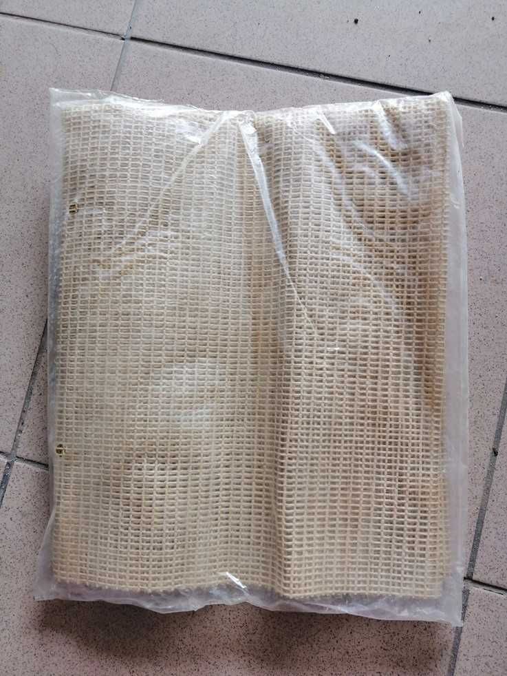 Podkładka antypoślizgowa / przeciwpoślizgowa pod dywan 60x100 cm. Nowa