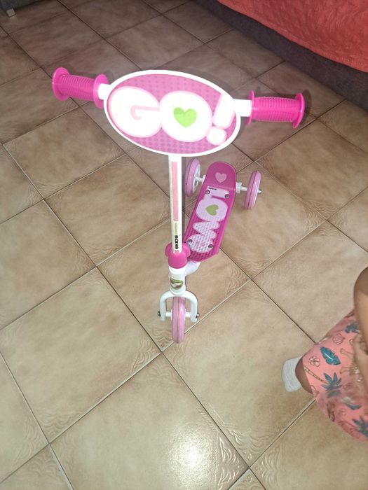 Trotinete rosa e branca