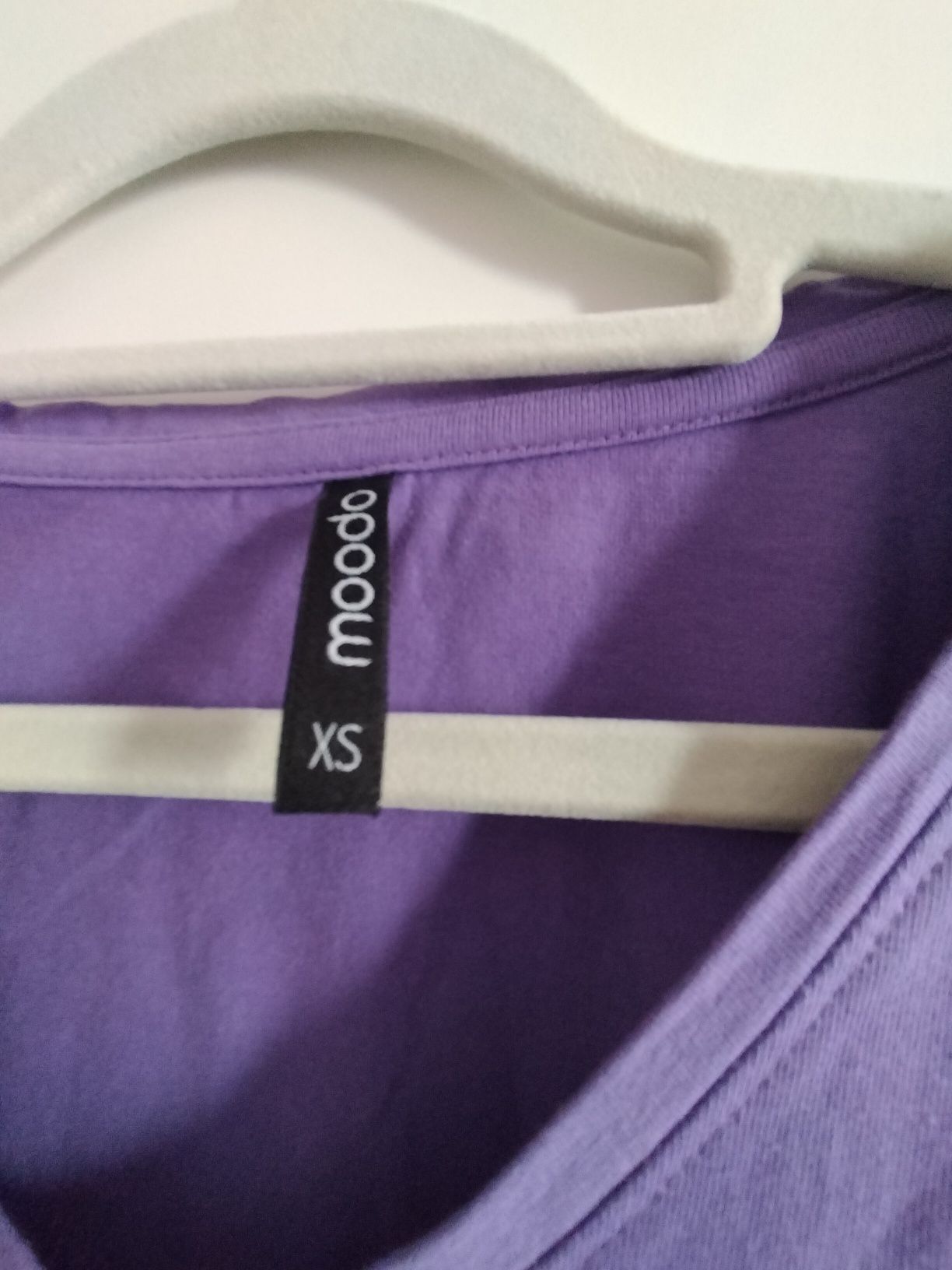 Bawełniana koszulka marki Moodo rozmiar XS stan bardzo dobry.