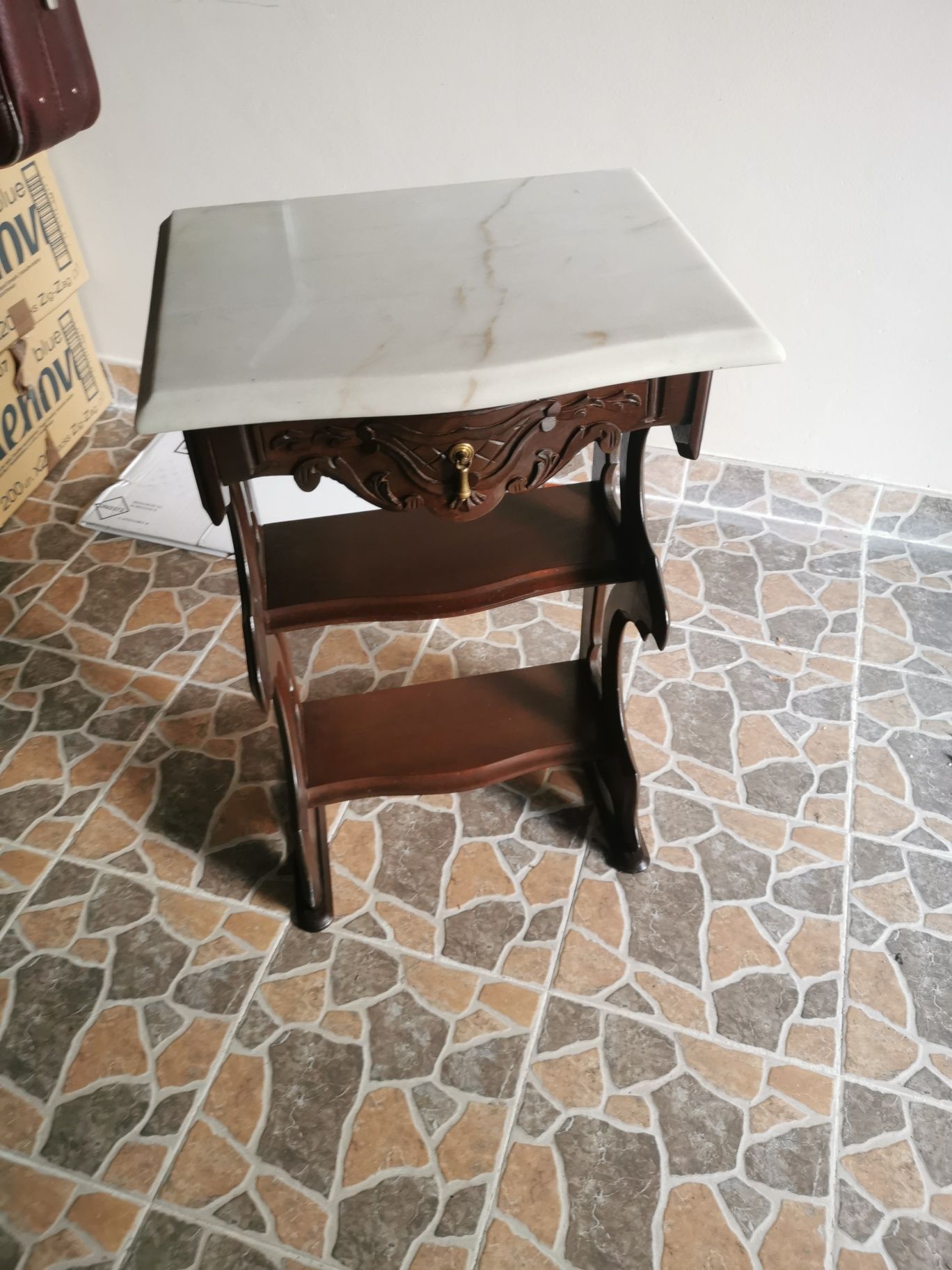 Móvel em mogno com pedra mármore