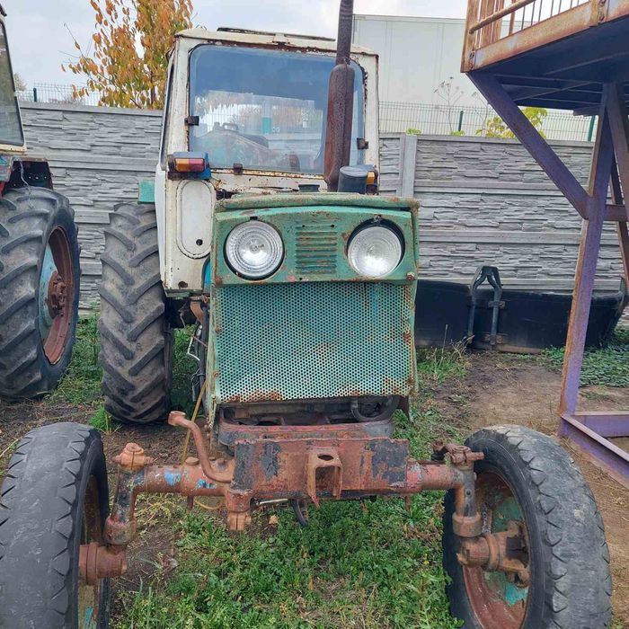 Трактор ЮМЗ 6 в робочему стані