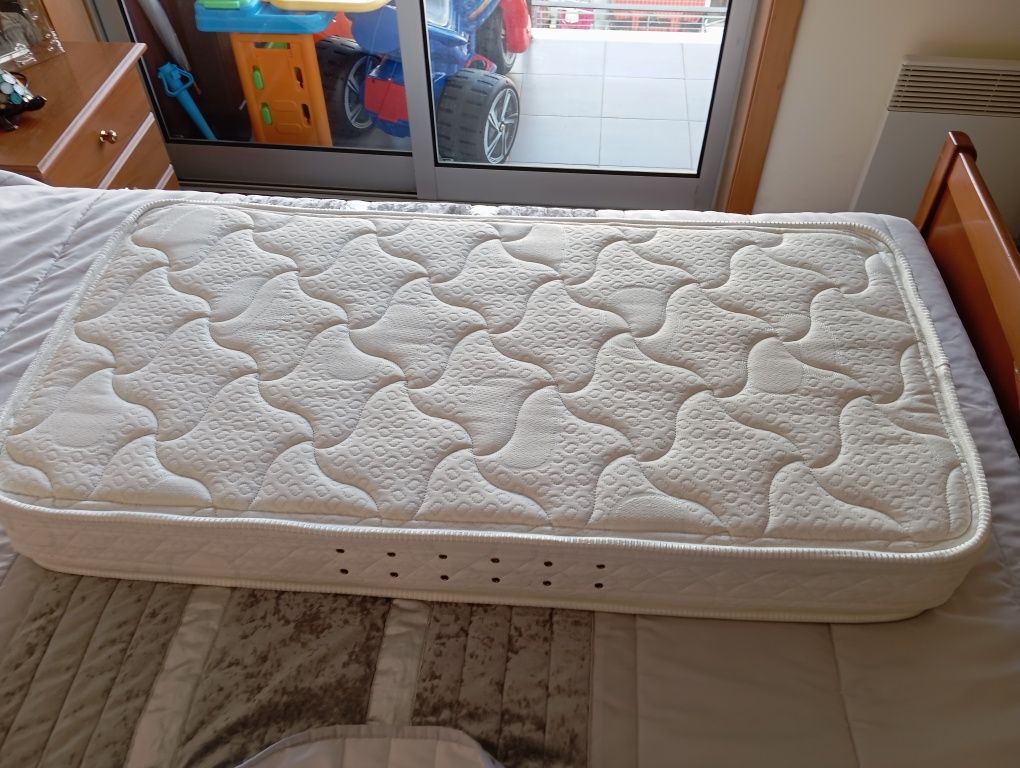 Cama de viagem de bebé com colchão de alta qual