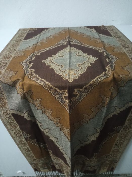 Um toque de elegância nas suas toilletes com estas éharpes/lenços