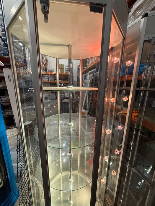 Dwie witryny szklane wystawowe 2m